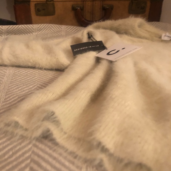 Sweater 🤍Gorgeous smocked cuff boatneck furry - Picture 9 of 12